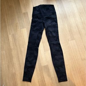 Lululemon size 4 camouflage Wunder Under leggings
